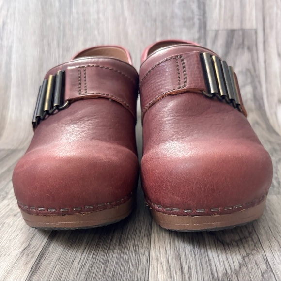 Sanita Closed Back Clogs Size 37
Burgundy Red Leather US 6
Comfort Slip On - Picture 7 of 14